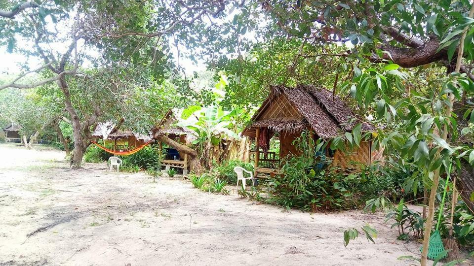 Chalee Tropicana Bungalow Koh Phayam Exterior photo